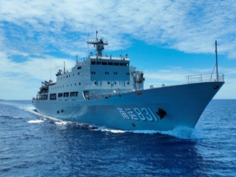 直击海军某勤务船大队舰艇编队海上专攻精练