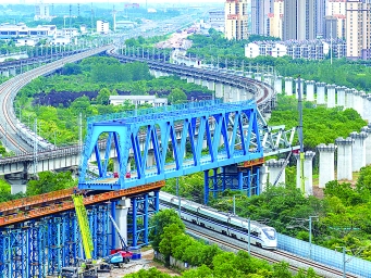 沪宁合高铁千吨钢桁梁顺利跨越沪蓉铁路