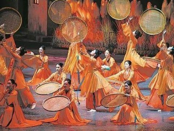 游客为了一场英歌舞奔赴一座城，以《英歌情》一剧，洞见千年潮汕历史风情。