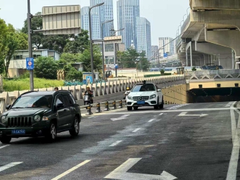 成都火车北站铁路线附近，这个隧道通车了