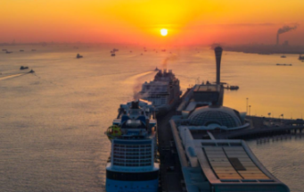 两艘外资邮轮同靠吴淞口国际邮轮港